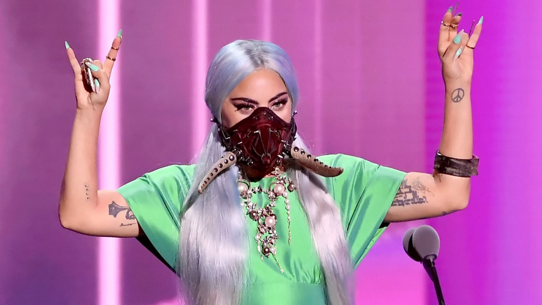 Lady Gaga 'khuấy đảo' VMAs 2020 với 9 bộ cánh siêu chất - Street Vibe