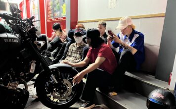 “Cafe” ở cửa hàng tiện lợi: “Tận hưởng cuộc sống” theo cách của giới trẻ