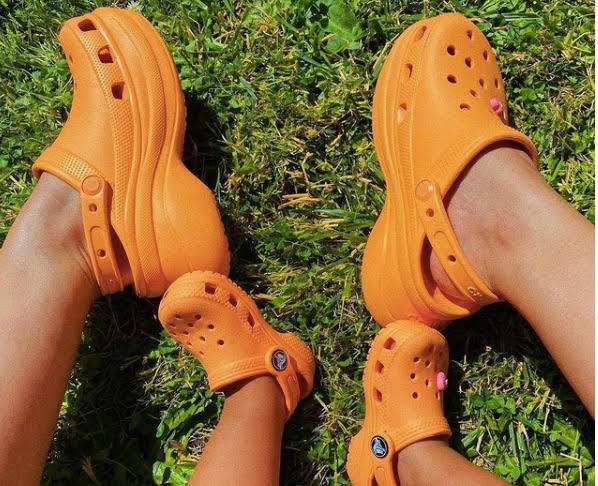 Giày Crocs “quốc dân” bị khách hàng cáo buộc vì lý do bất ngờ